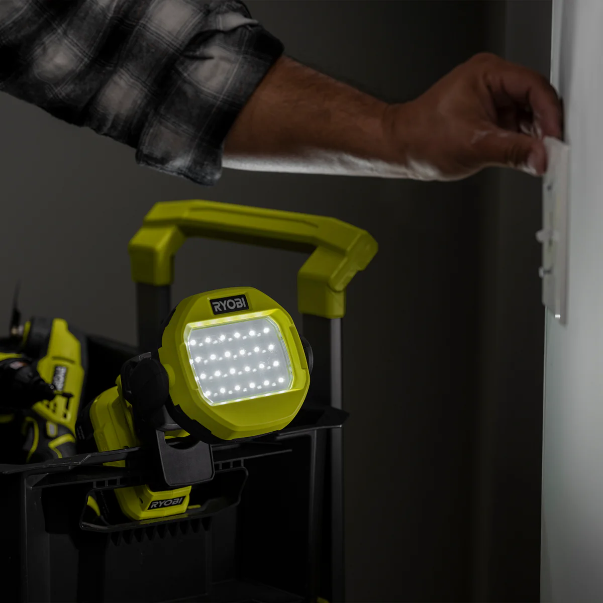 Ryobi 18V ONE+ Clamp Light RLCL18 - Tool Only - 1000 Lumens - Adjustable - Image 4