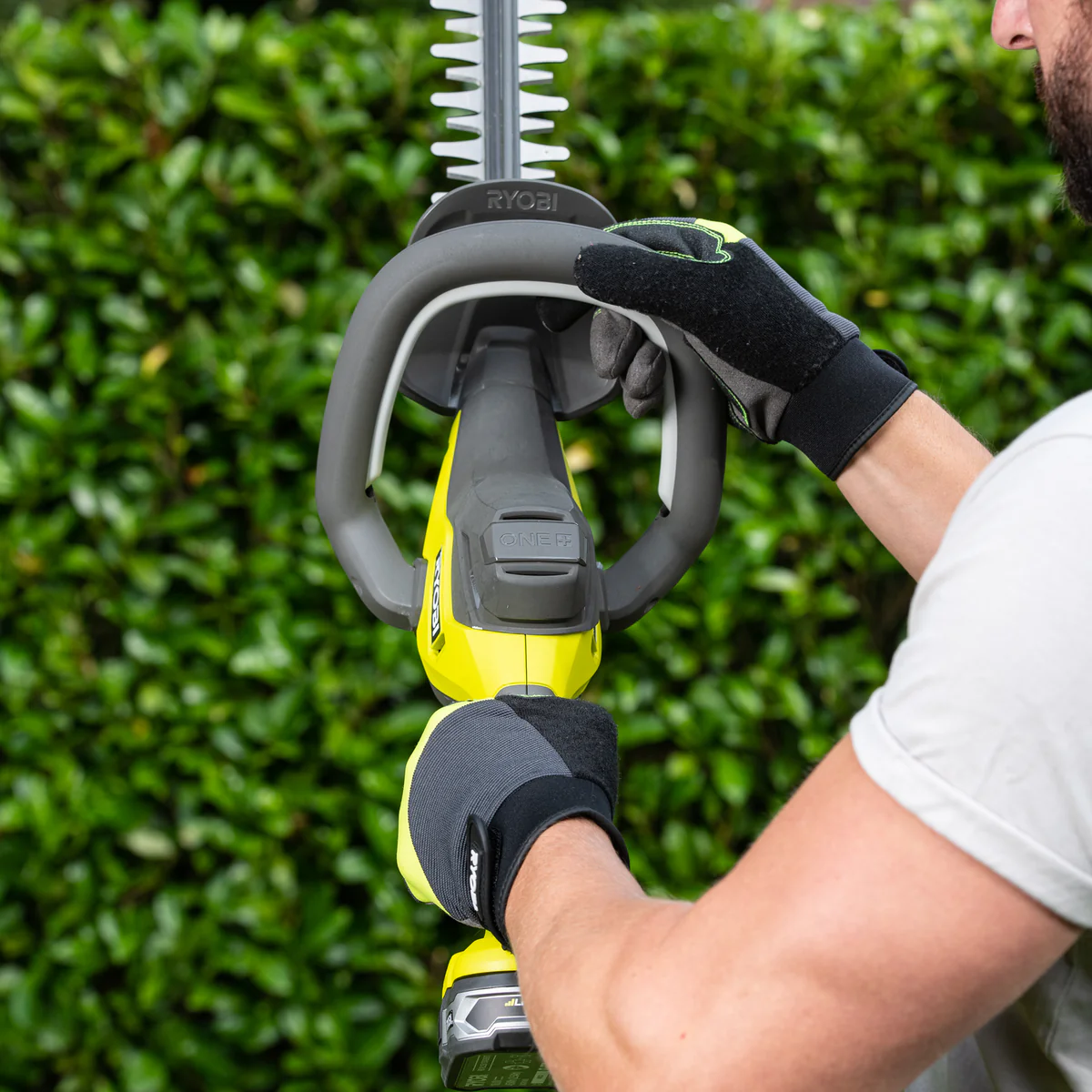 Ryobi 18V ONE+ Hedge Trimmer 50cm 2.0Ah Kit - Clean Cuts - Debris Clearance - Image 5