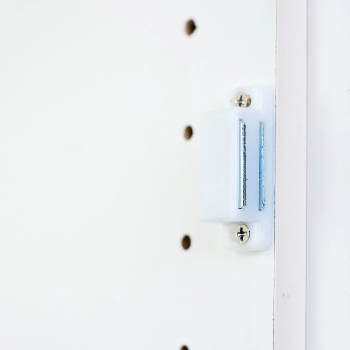 Taskmaster Magnetic Door Catch - 46mm - White - 3 Pack - Durable Plastic - Image 3