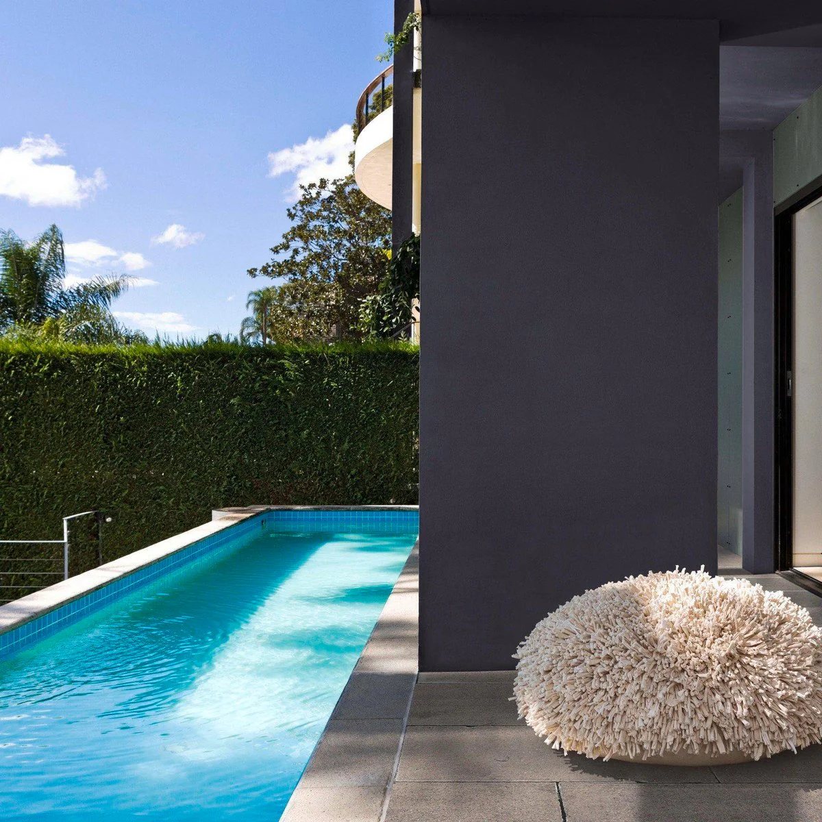Taubmans 1L Black Low Sheen All Weather Exterior Paint - Water-Based, UV Resistant - Image 2